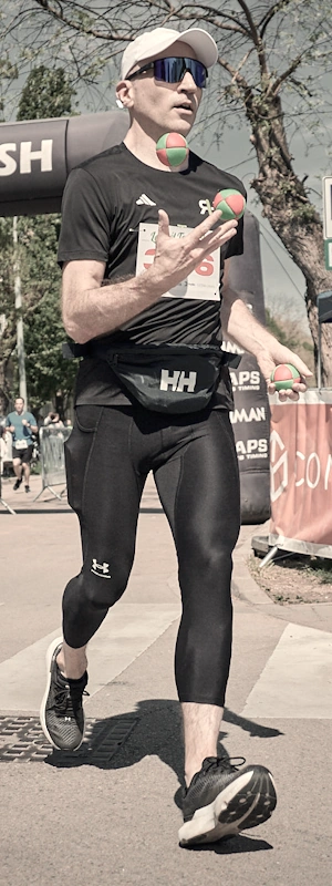 Running while juggling at Fehérvár félmaraton in 2026..