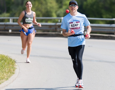 Running while juggling at ÁGOTA Futás in 2025.