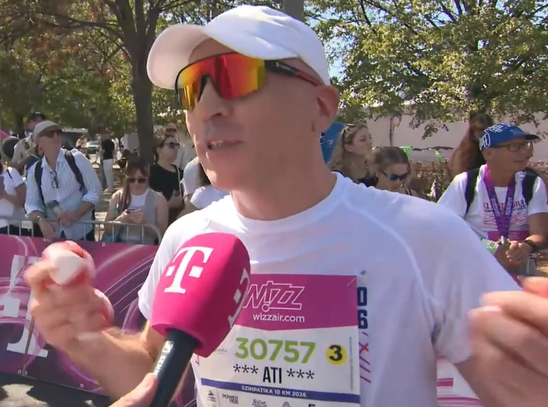 Futás utáni villáminterjú a célban a Wizz Air futóversenyen 2026-ban.