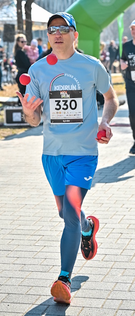 Running while juggling at KEK Run in 2025.