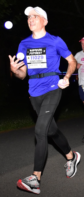 Running while juggling at Kiprun Futóest in 2025.
